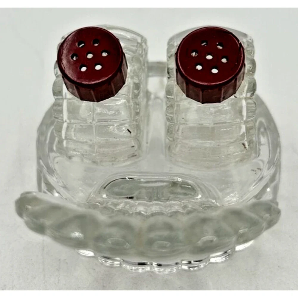 Vintage Retro Salt and Pepper Shakers Clam Shell Set U260/43‎